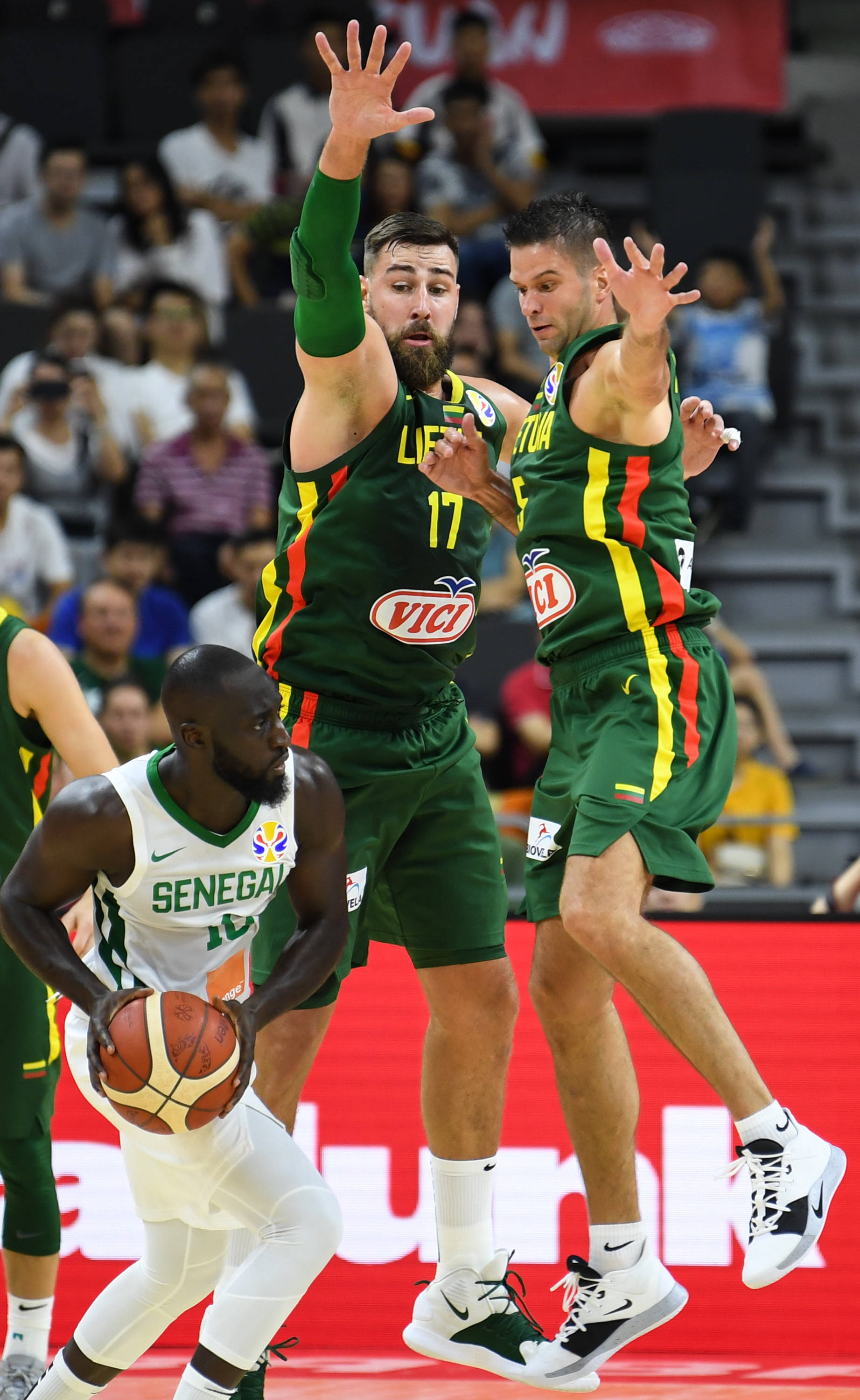 今年会真人游戏-关于亚特兰大训练开放日，集结日篮板制胜引欢呼，德国杯在即，年轻球员得到机会的信息